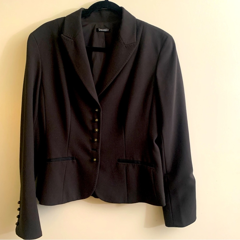 Tahari black‎ blazer size 14 ( missing a button)